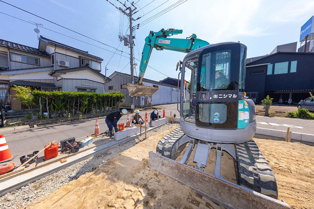 電気土木工事の現場で作業する重機
